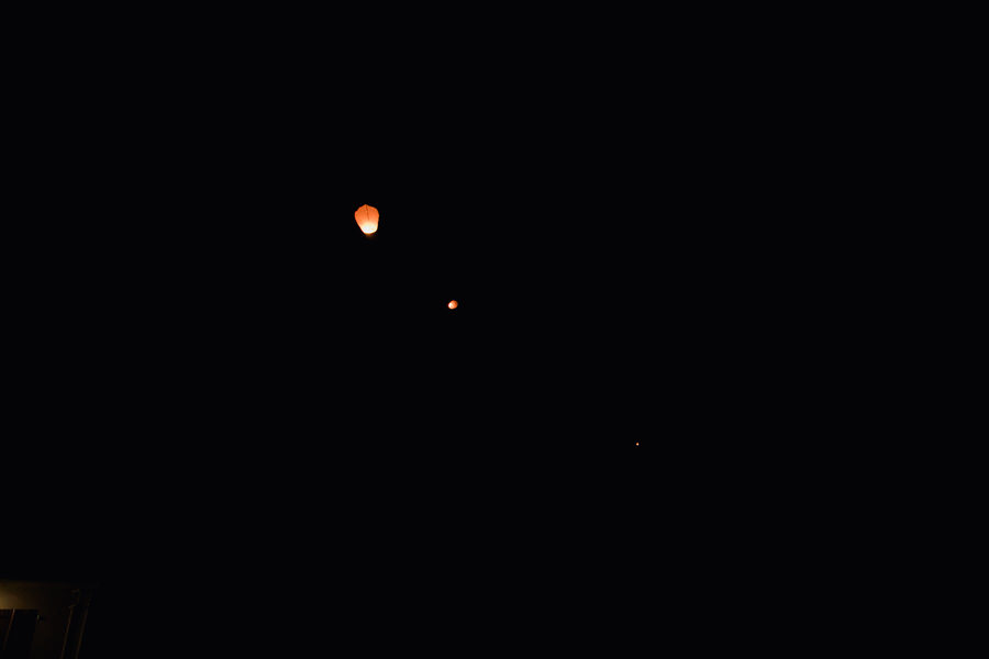 Des lanternes s'envolent dans le ciel