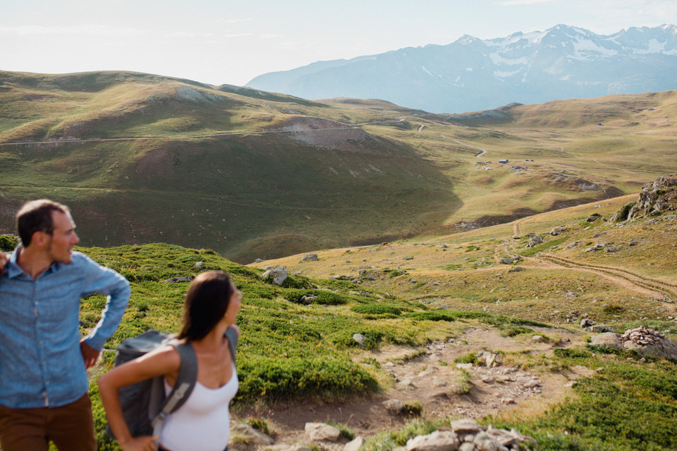 les amoureux contemplent les montagnes