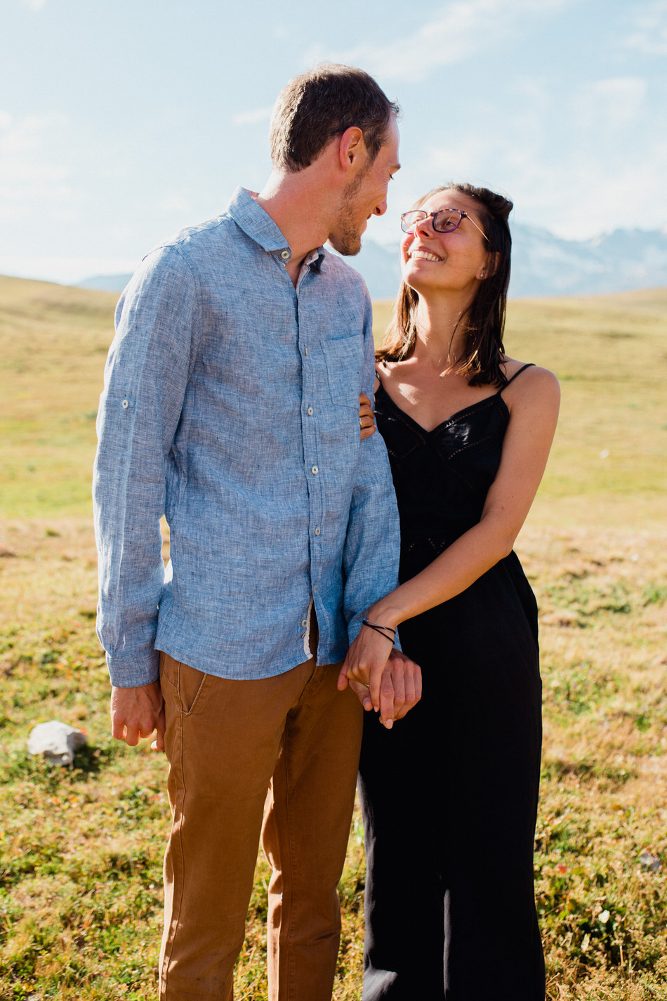 photo de couple dans les plaines