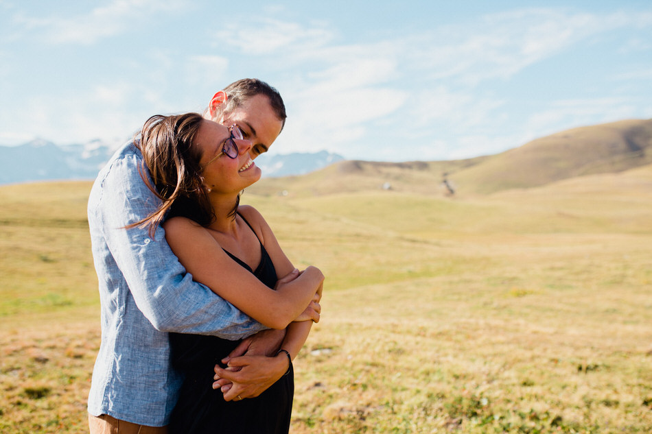 le couple se prend dans les bras