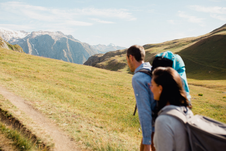 le couple continue le chemin vers la meije