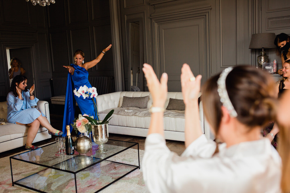 La mariée applaudit a l'arrivée de sa mère