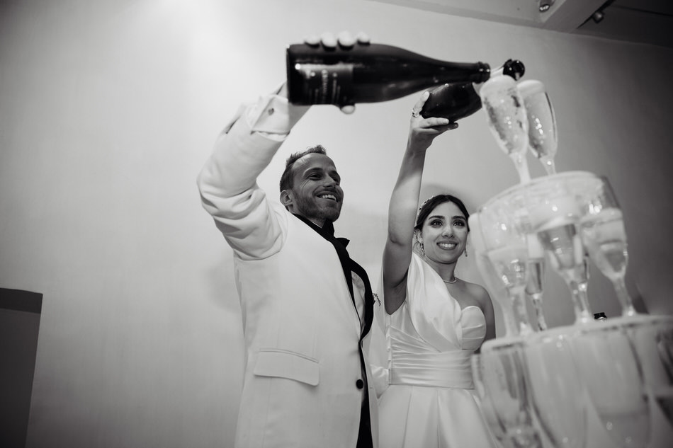 Les mariés remplissent la fontaine de champagne