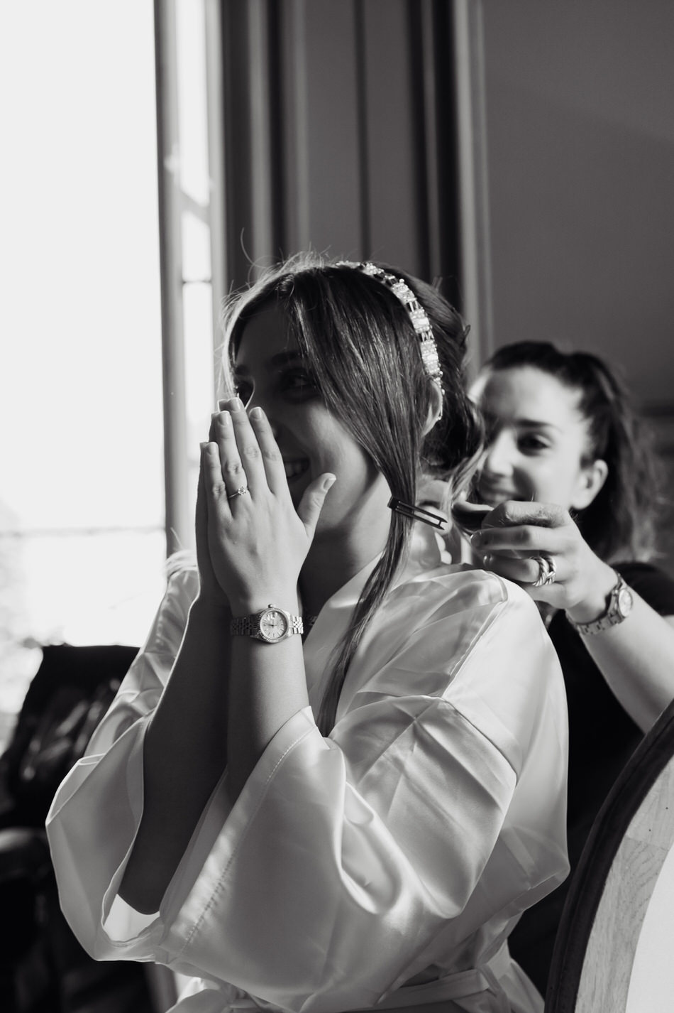 La mariée tout sourire quand sa maman arrive