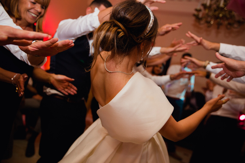 La mariée passent sous la haie des invités