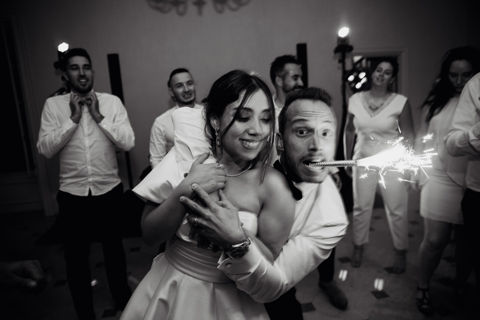 La mariée et le marié dansent