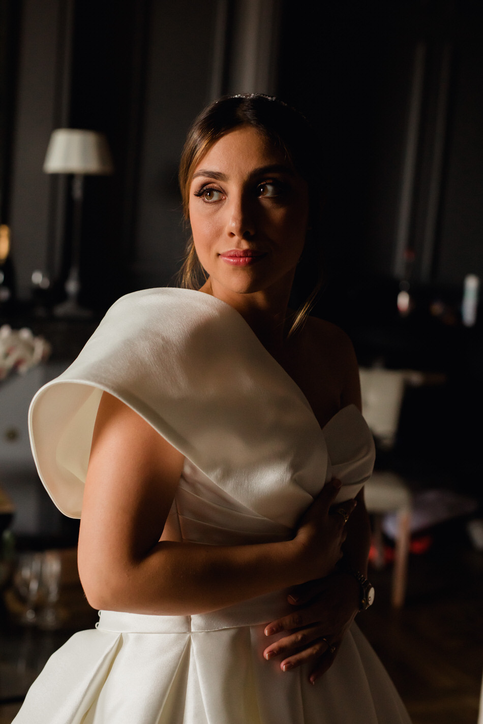 La mariée enfile sa robe