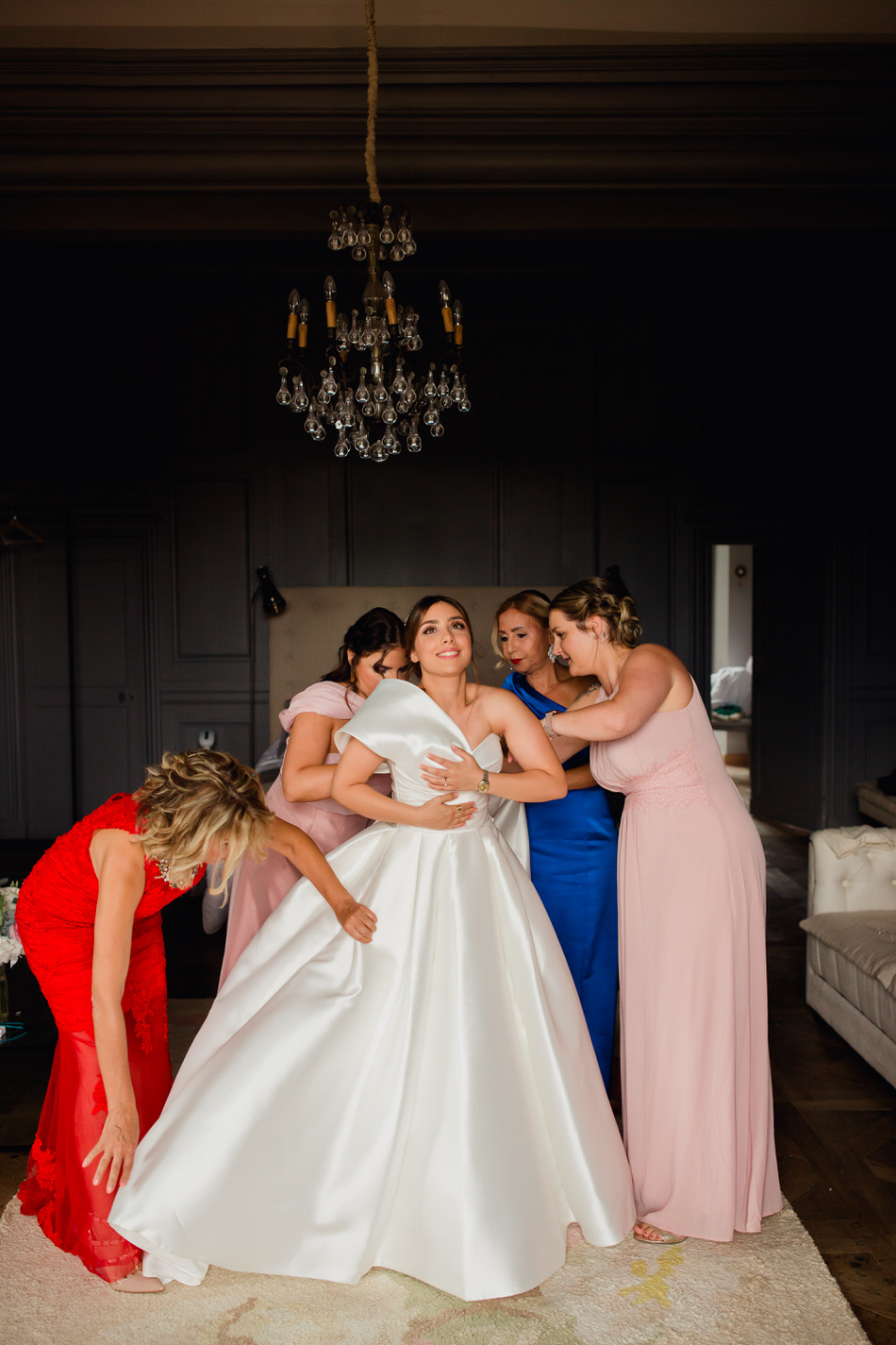 Tout le monde aide la mariée pour les préparatifs