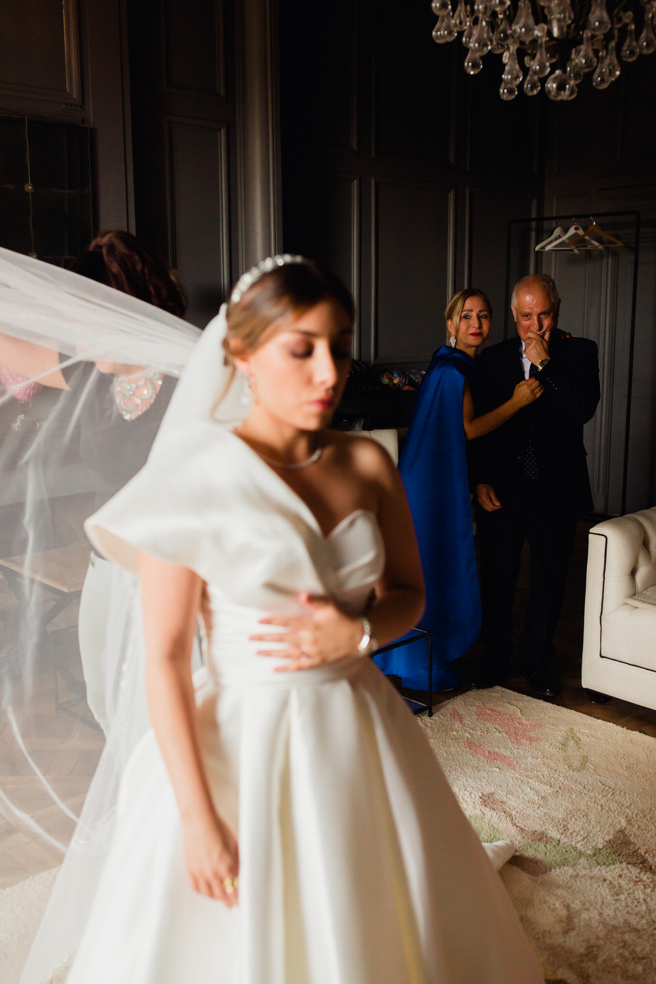 Les parents observent leur fille en larme