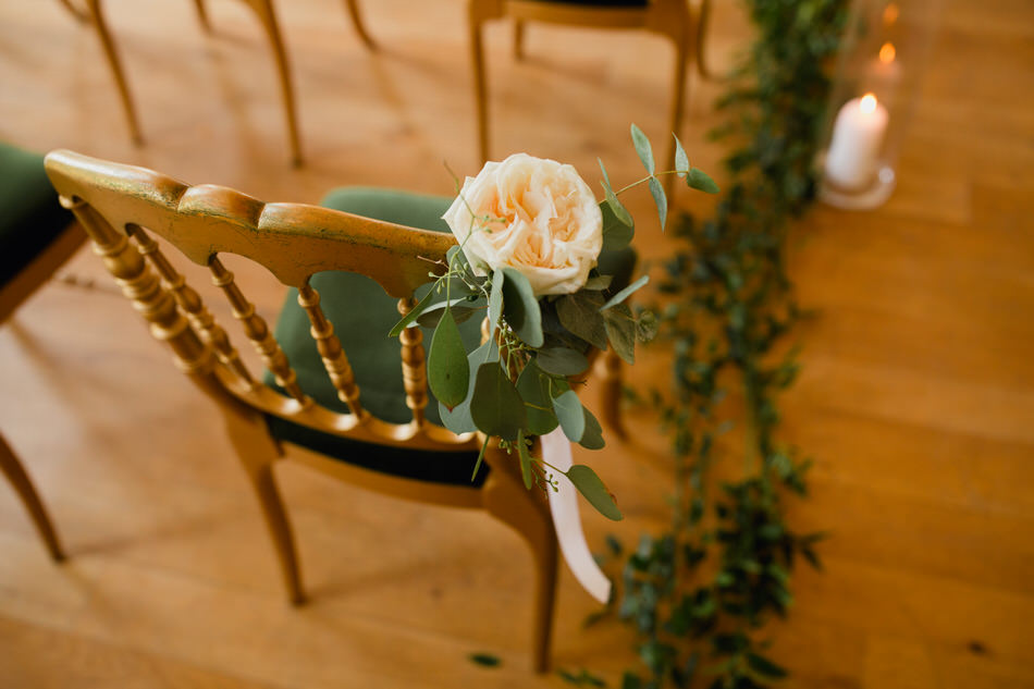 décoration des chaises pendant la cérémonie