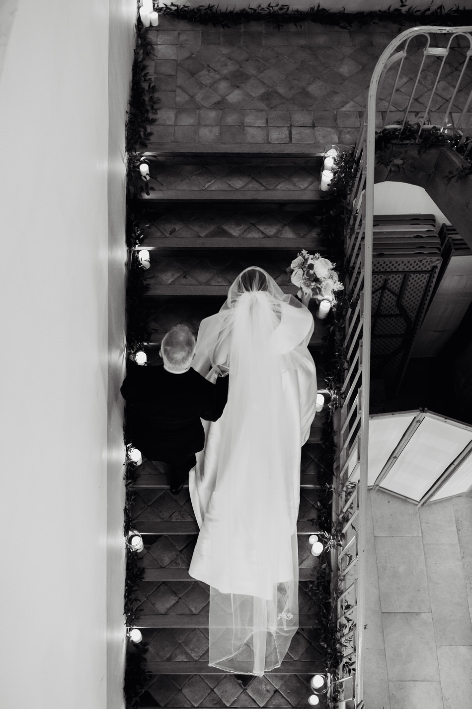 le père accompagne sa fille à la cérémonie