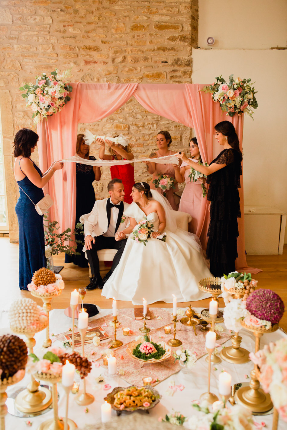 les invités versent du sucre sur les mariés