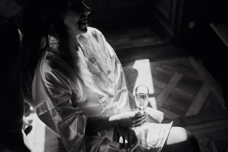 La mariée tient un verre de champagne