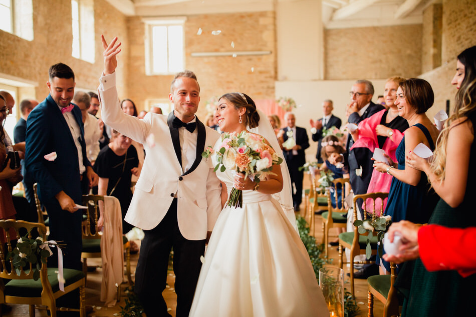 la sortie des mariés lors de la cérémonie laïque