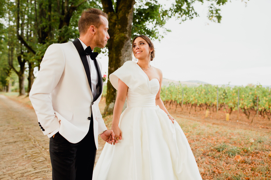 Les mariés se regardent tendrement
