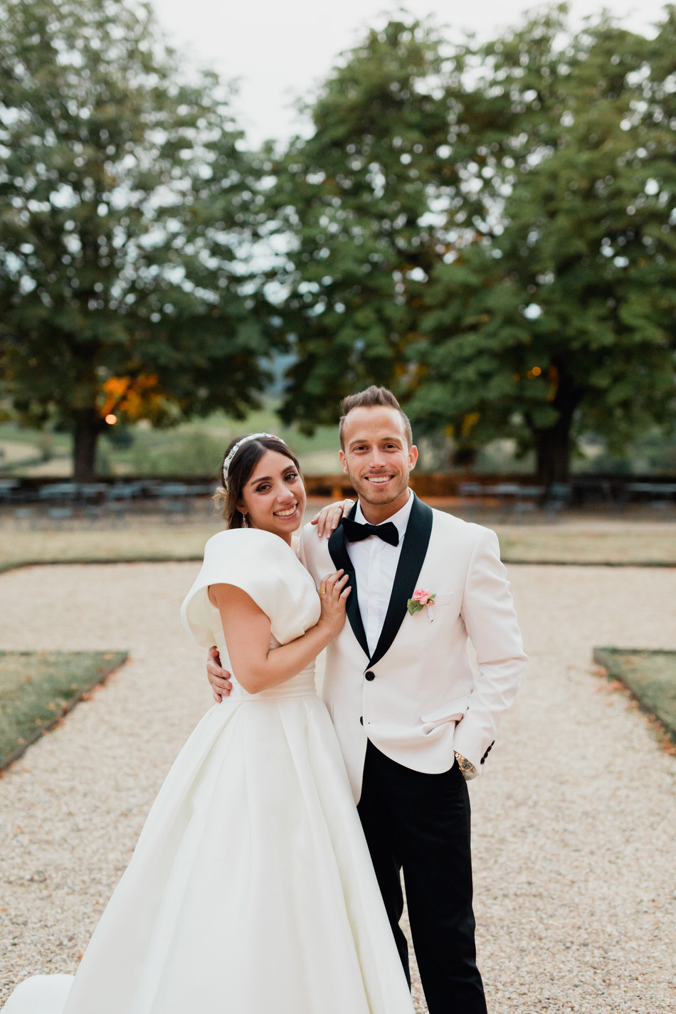 Les mariés posent devant l'objectif