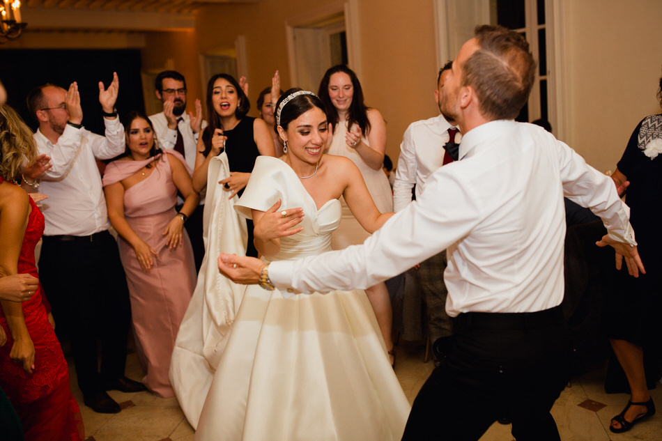 Les mariés dansent ensemble