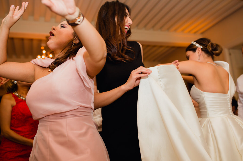 Les invités s'amusent pendant la soirée