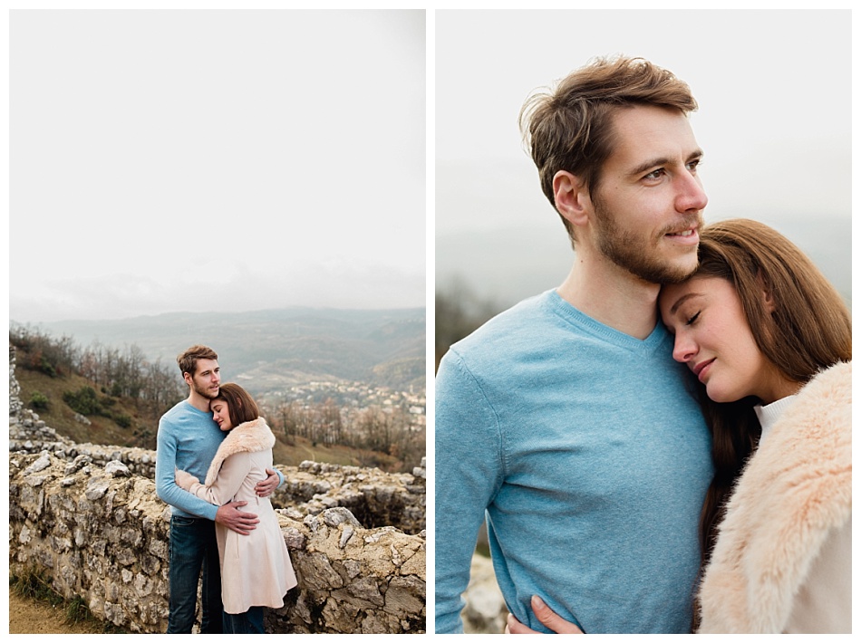 Les amoureux dans les bras l'un de l'autre