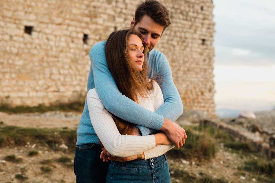 moment complice entre el couple d'amoureux
