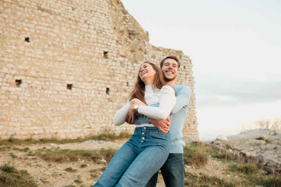 une séance photo de couple fun et naturel