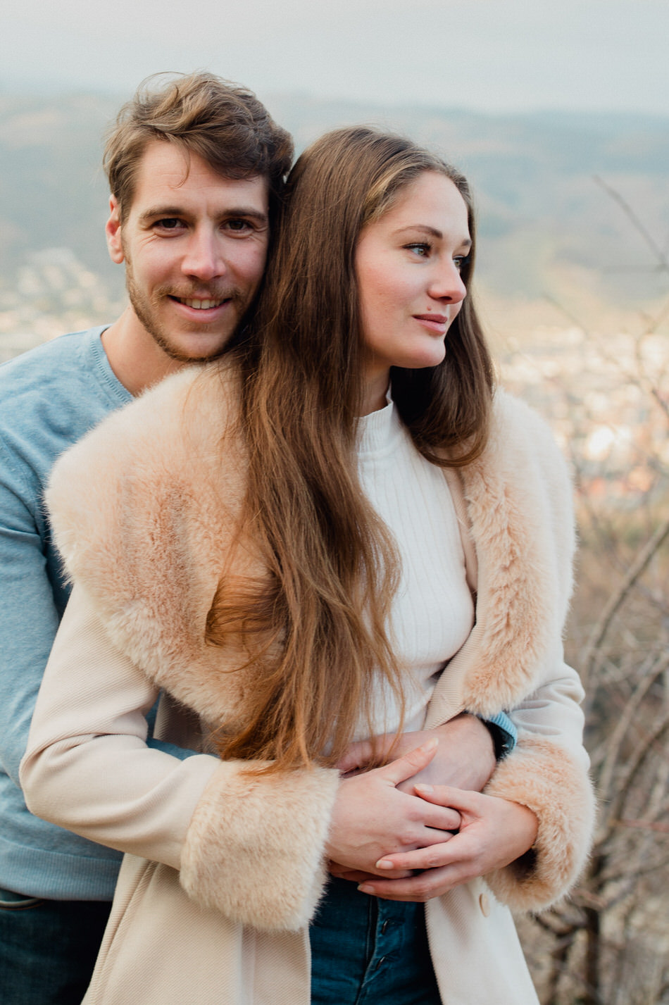 Les amoureux tiennent la pose