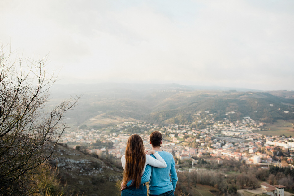 Le couple contemple la vue sur Valence