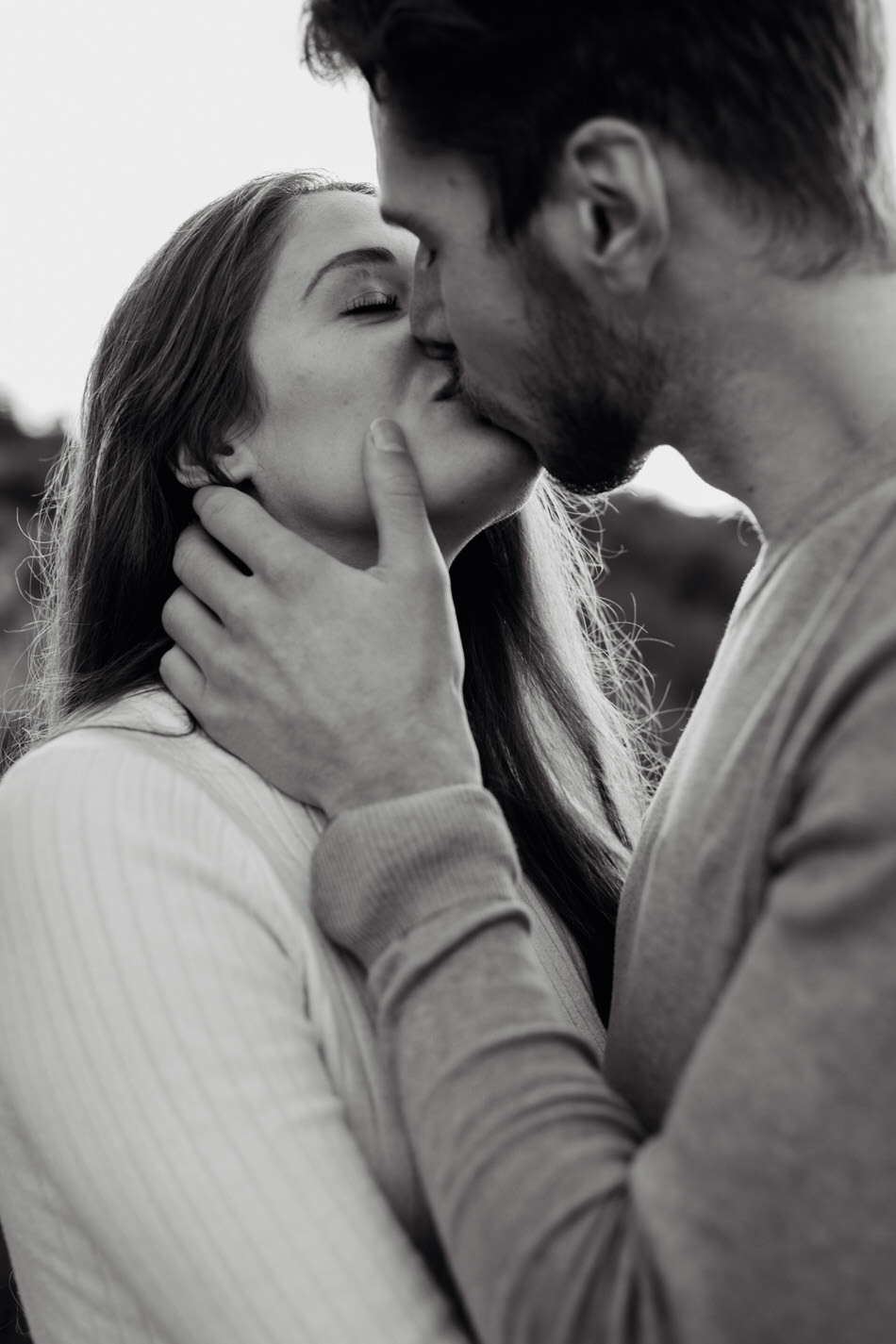 Le couple s'embrassent tendrement