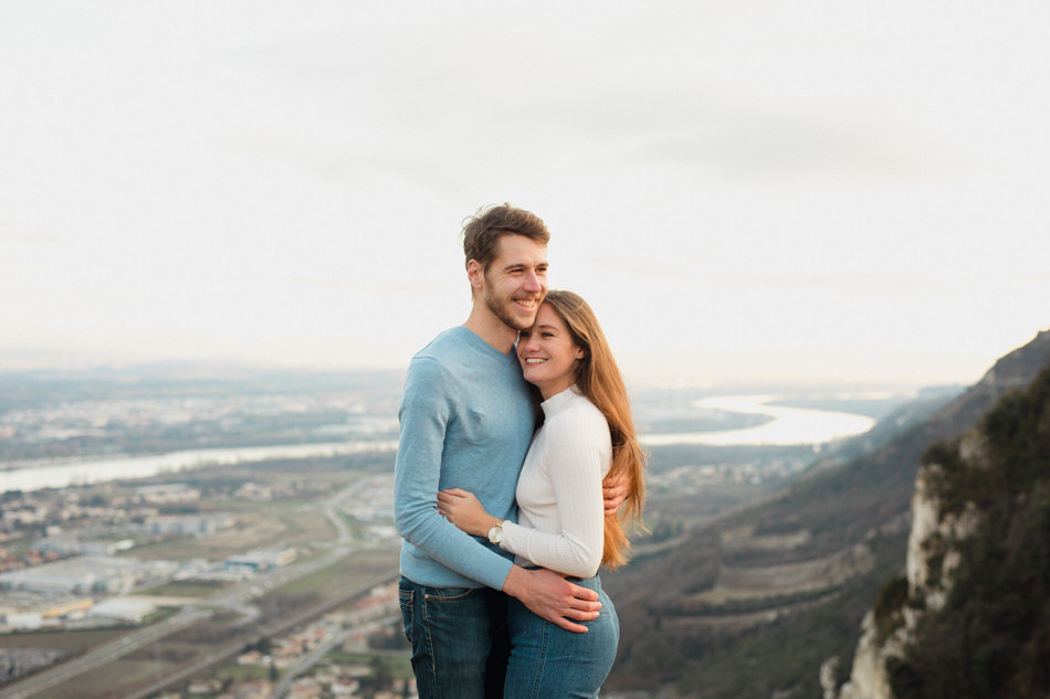 Séance couple lifestyle dans la nature