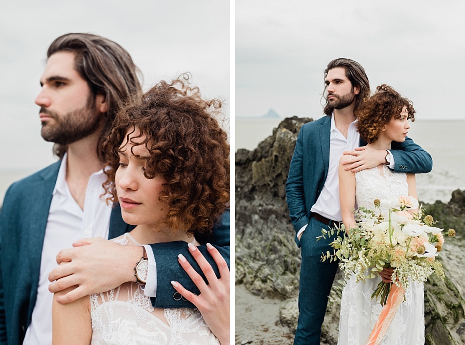 Les mariés avec le bouquet de fleurs