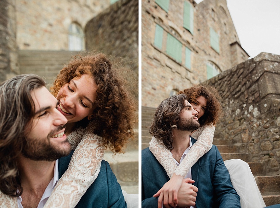 Les mariés dans les escaliers
