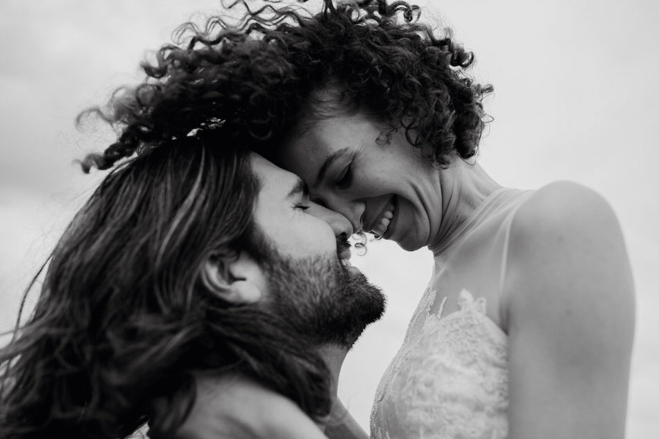 Moment complice entre les mariés