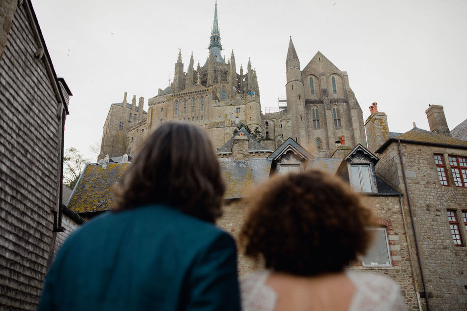 Les mariés observent le mont saint michel