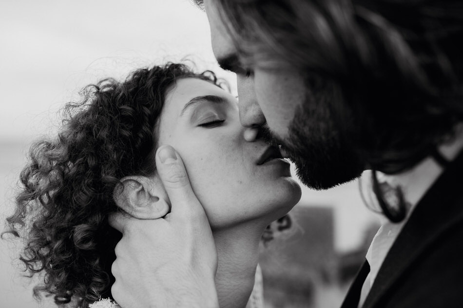 Il l'embrasse tendrement