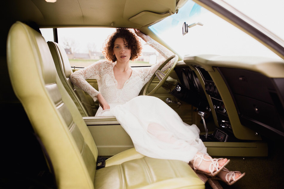 la mariée pose dans la voiture