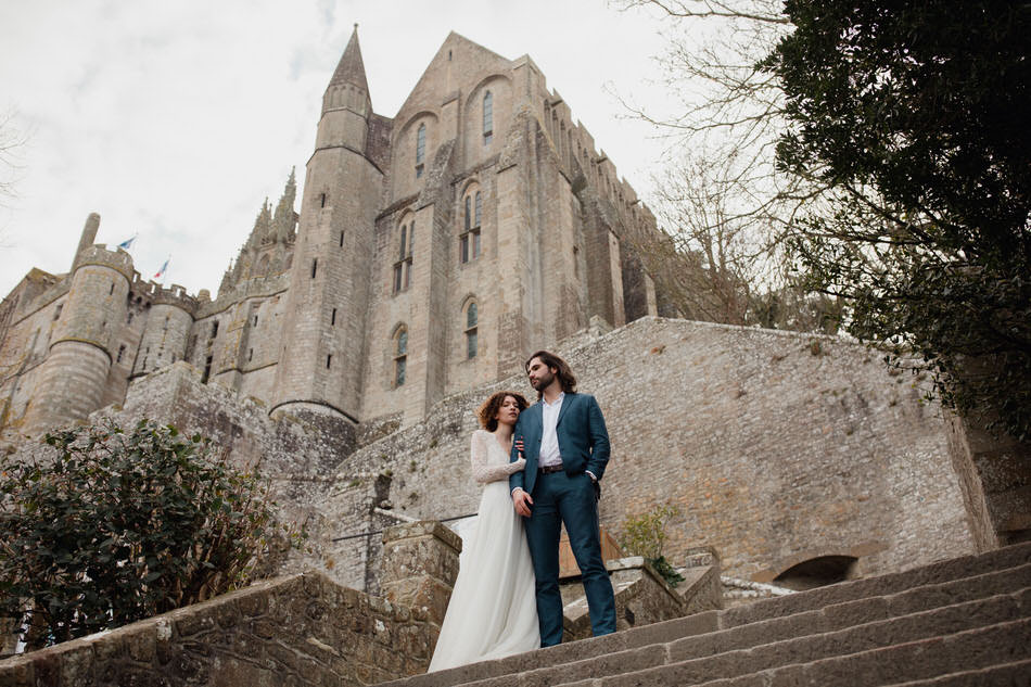 Pose des mariés devant l'abbaye du mont Saint michel