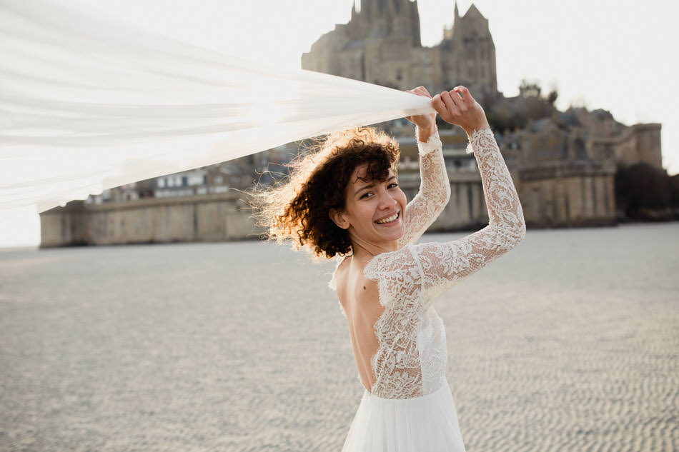 La mariée joue avec son voile