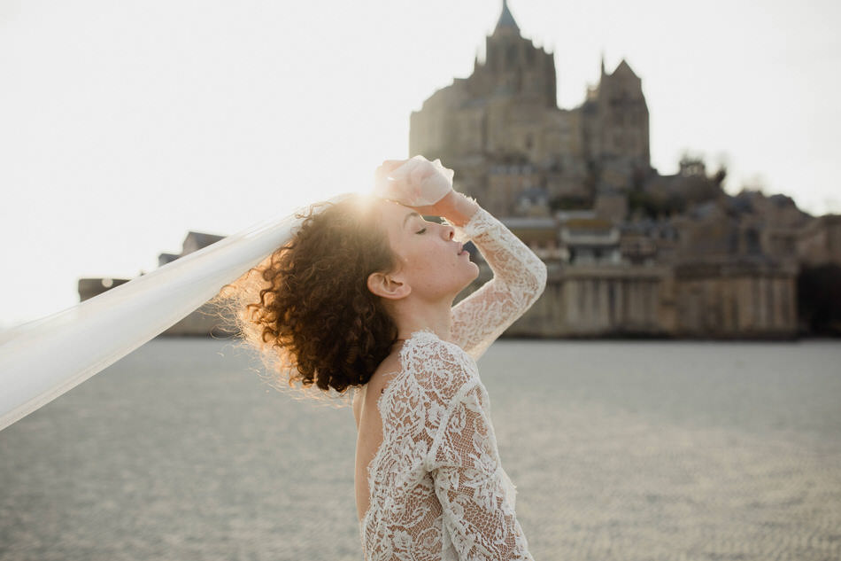 La mariée voltige avec son voile