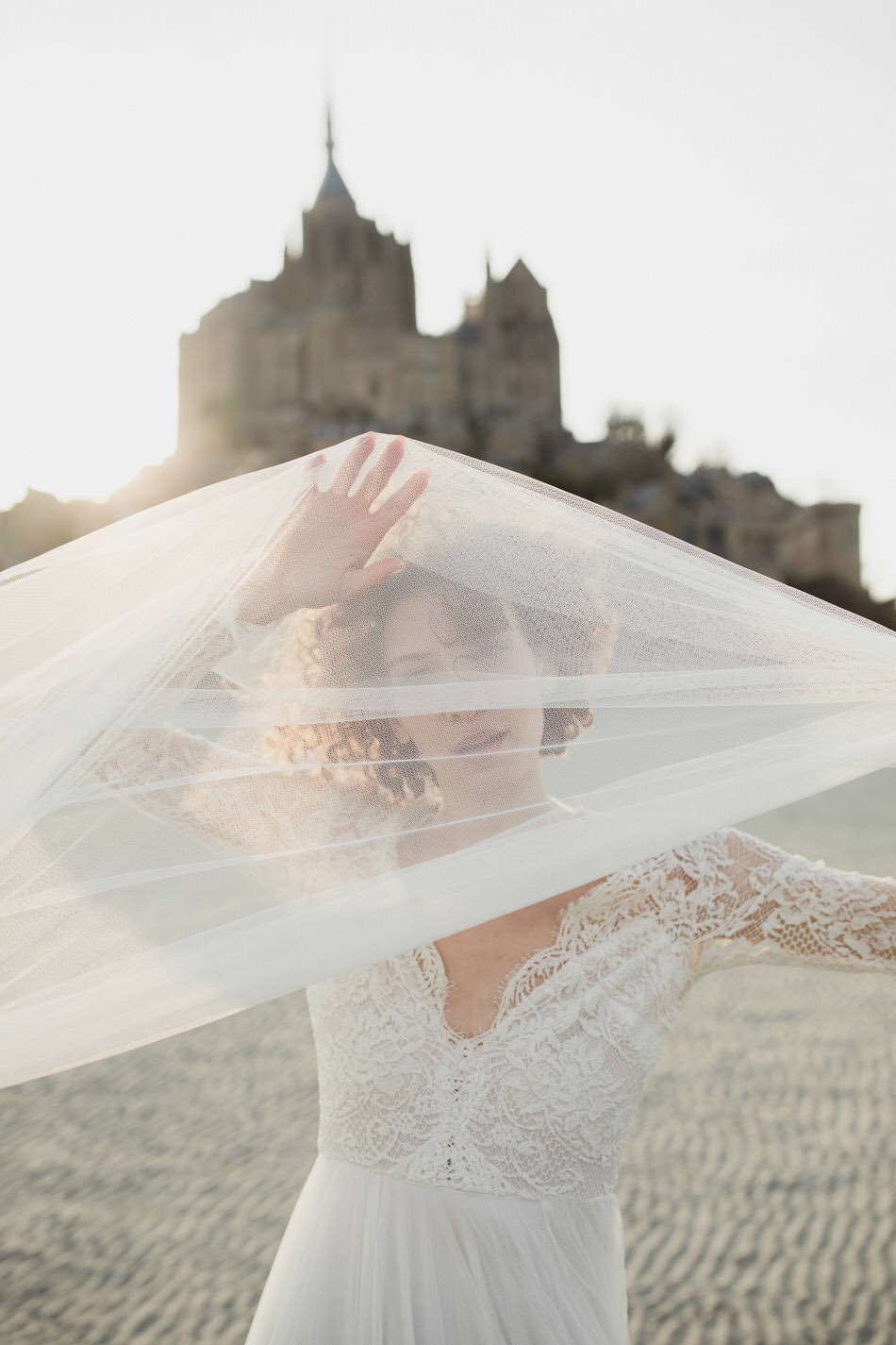 Pose de la mariée avec son voile