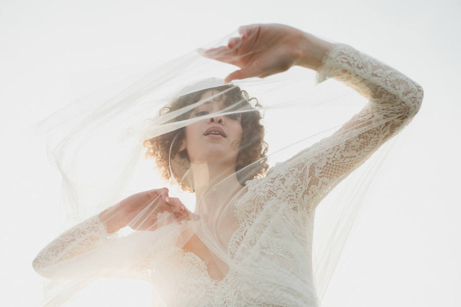La mariée danse avec son voile