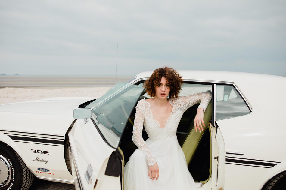 la mariée en bord de mer dans une voiture