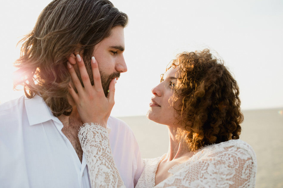 les amoureux les yeux dans les yeux