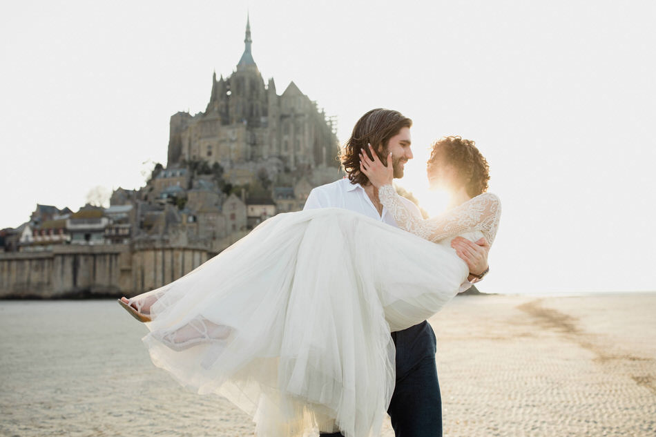 les mariés devant le coucher de soleil