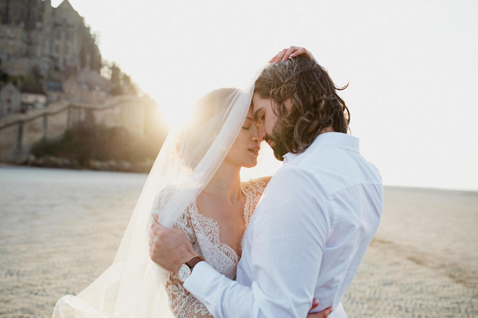 image intense entre les mariés