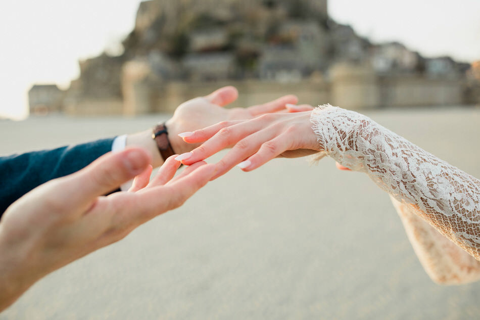 le toucher des mains des mariés