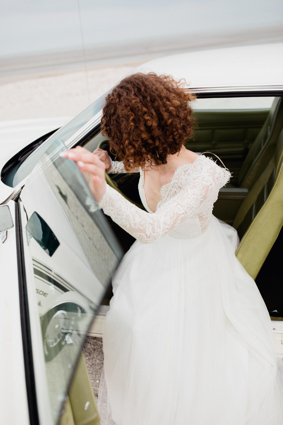 la mariée rentrent dans la voiture