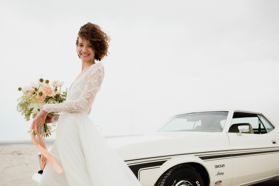 mariée avec une voiture d'exception