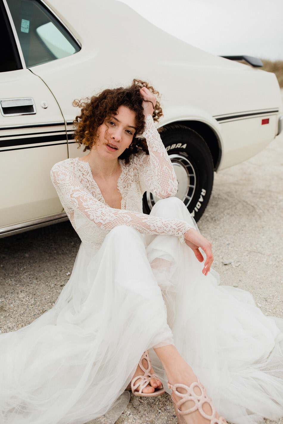 la mariée assise devant la ford mustang