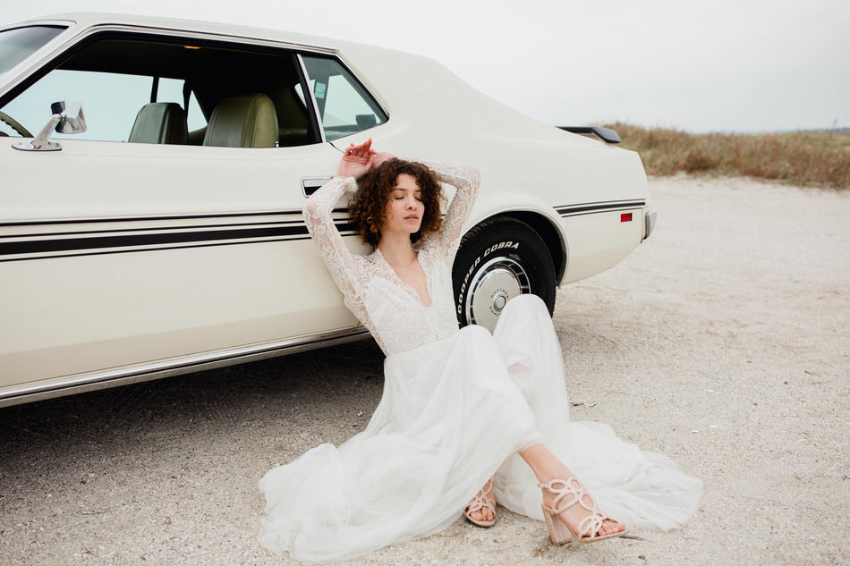 la mariée se repose sur la voiture