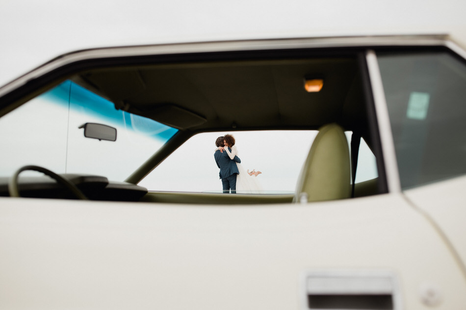 le marié prend la mariée dans les bras